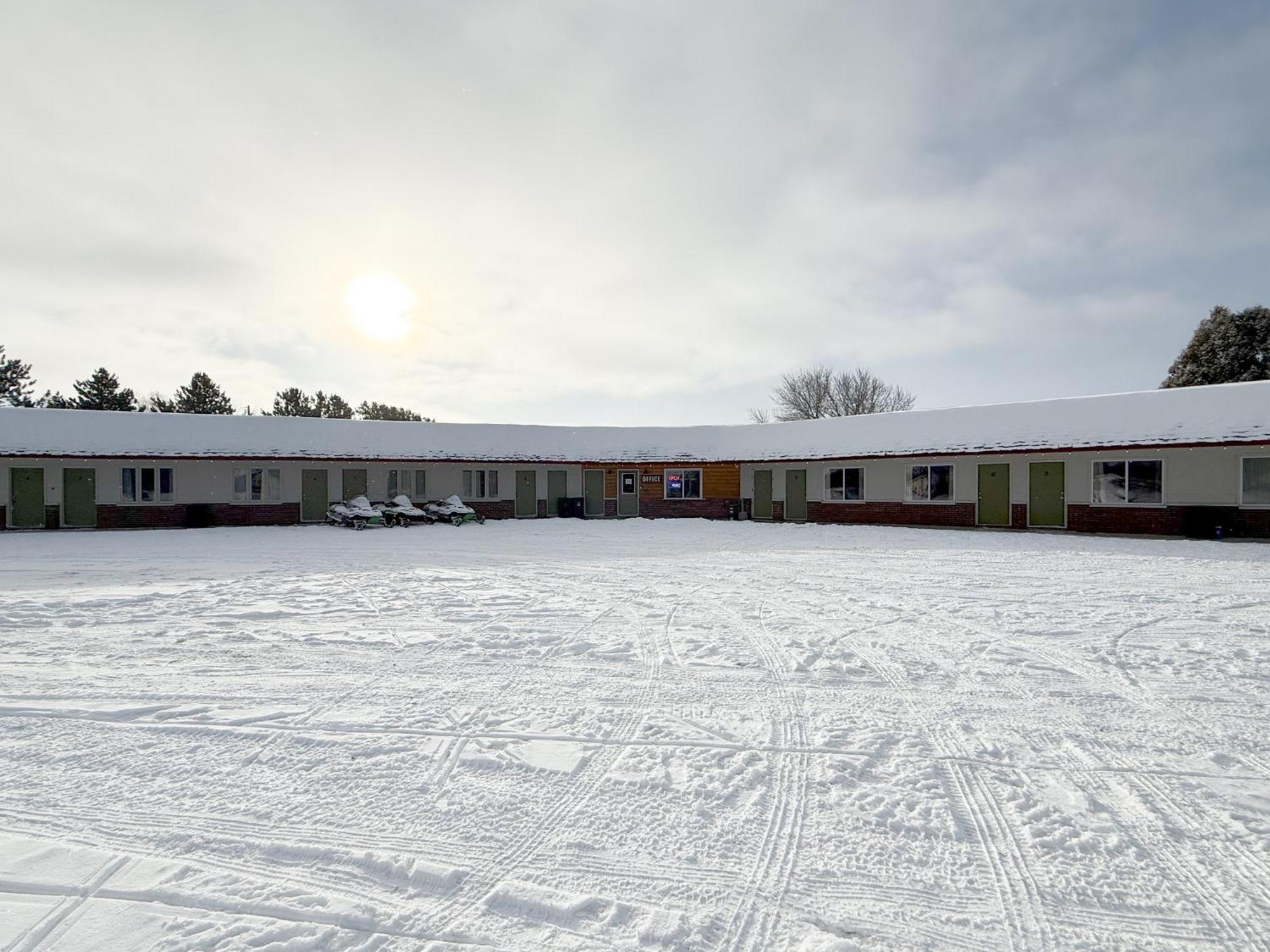 The Trail Inn - Newberry, Mi - Formerly Knollwood Inn - 13467 M-28 Екстериор снимка