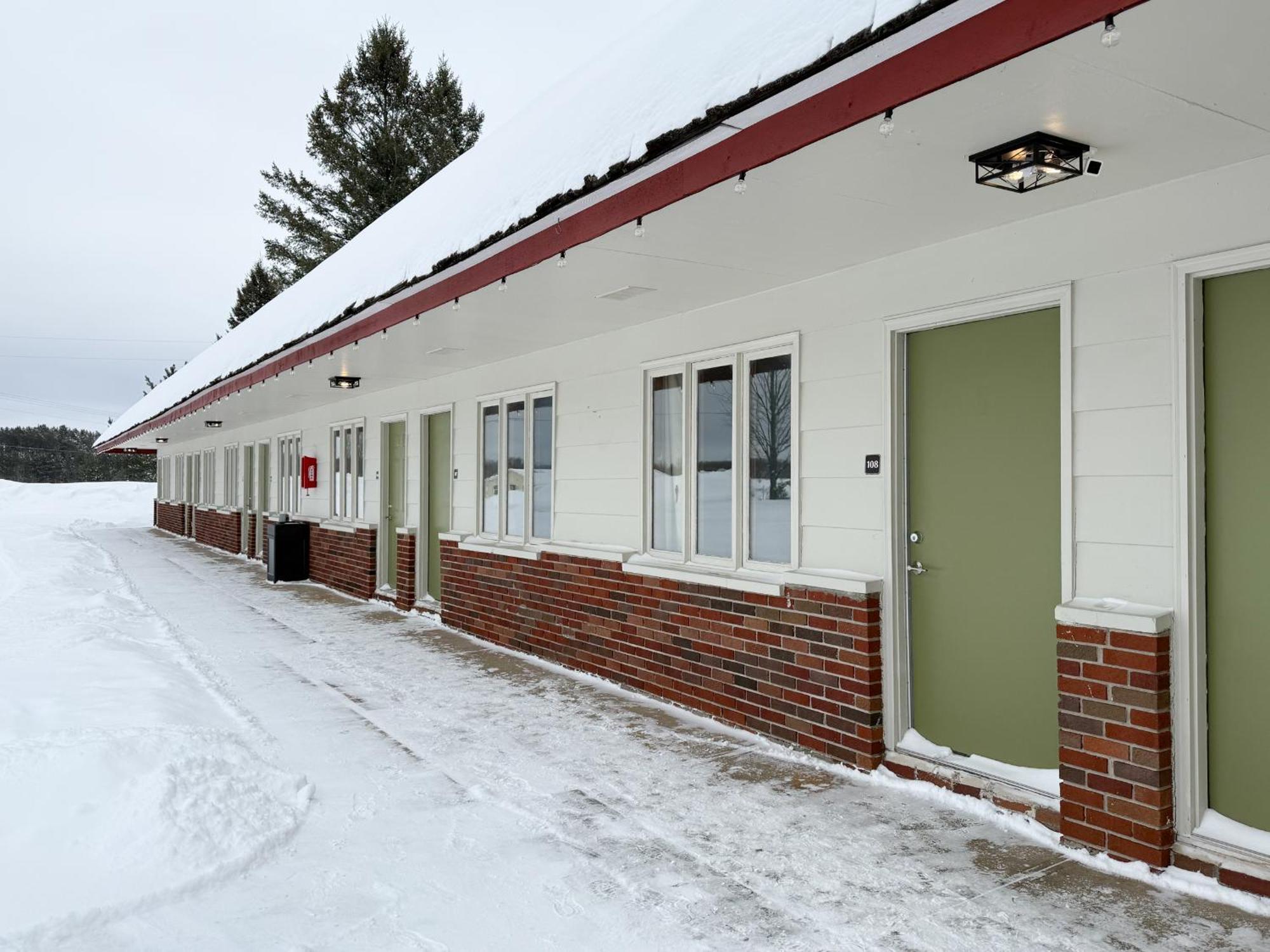 The Trail Inn - Newberry, Mi - Formerly Knollwood Inn - 13467 M-28 Екстериор снимка