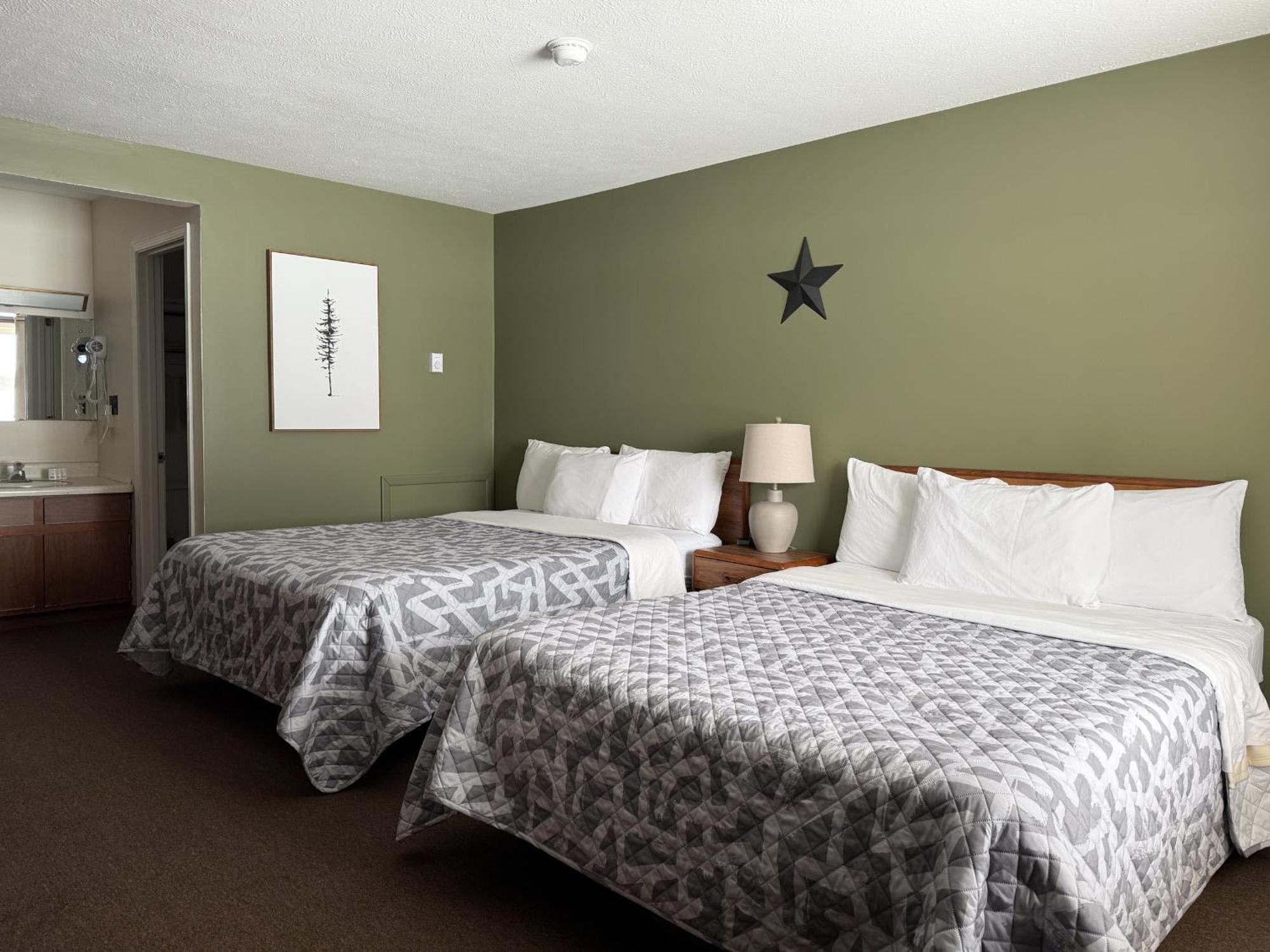 The Trail Inn - Newberry, Mi - Formerly Knollwood Inn - 13467 M-28 Екстериор снимка