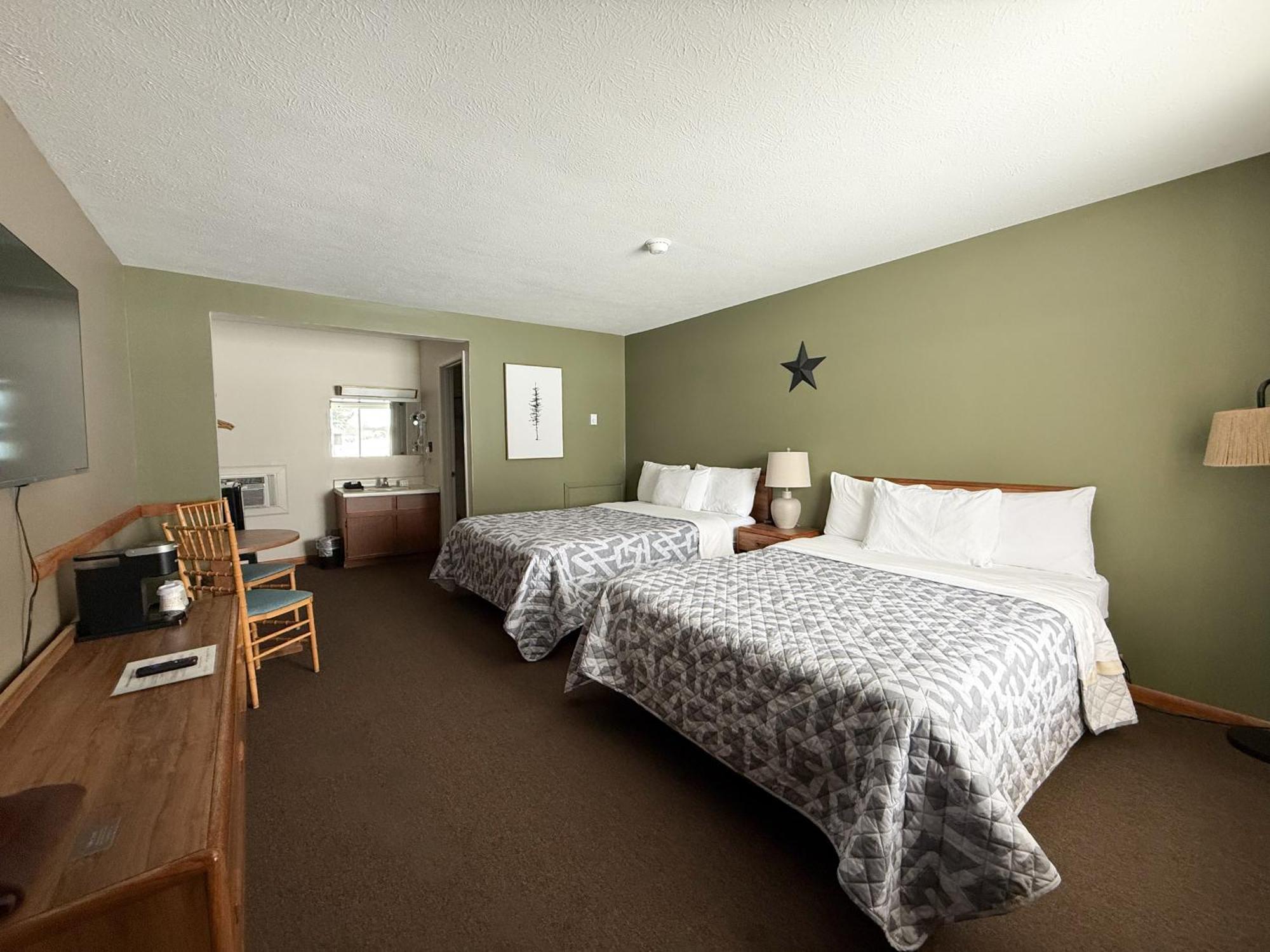The Trail Inn - Newberry, Mi - Formerly Knollwood Inn - 13467 M-28 Екстериор снимка