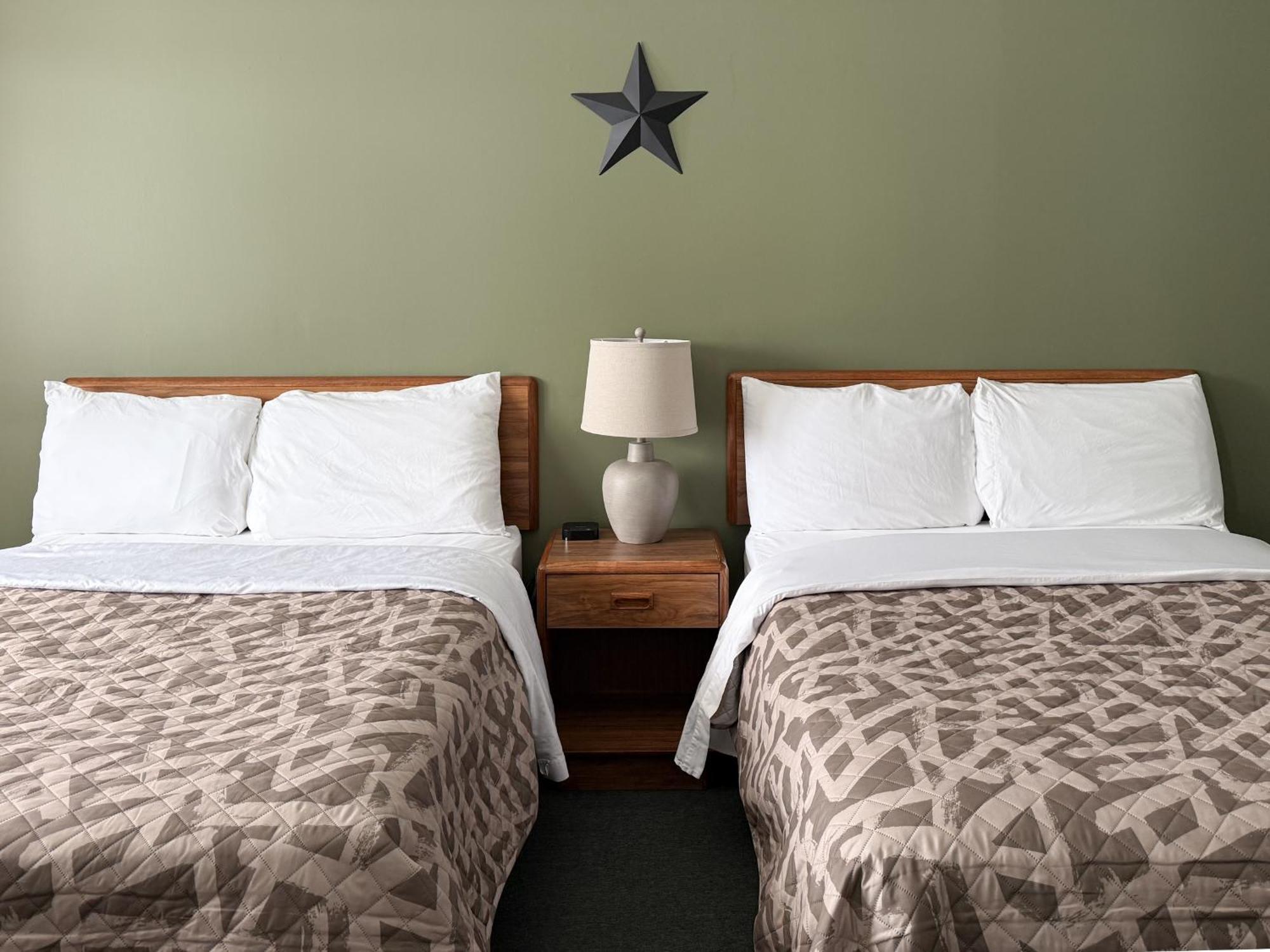 The Trail Inn - Newberry, Mi - Formerly Knollwood Inn - 13467 M-28 Екстериор снимка