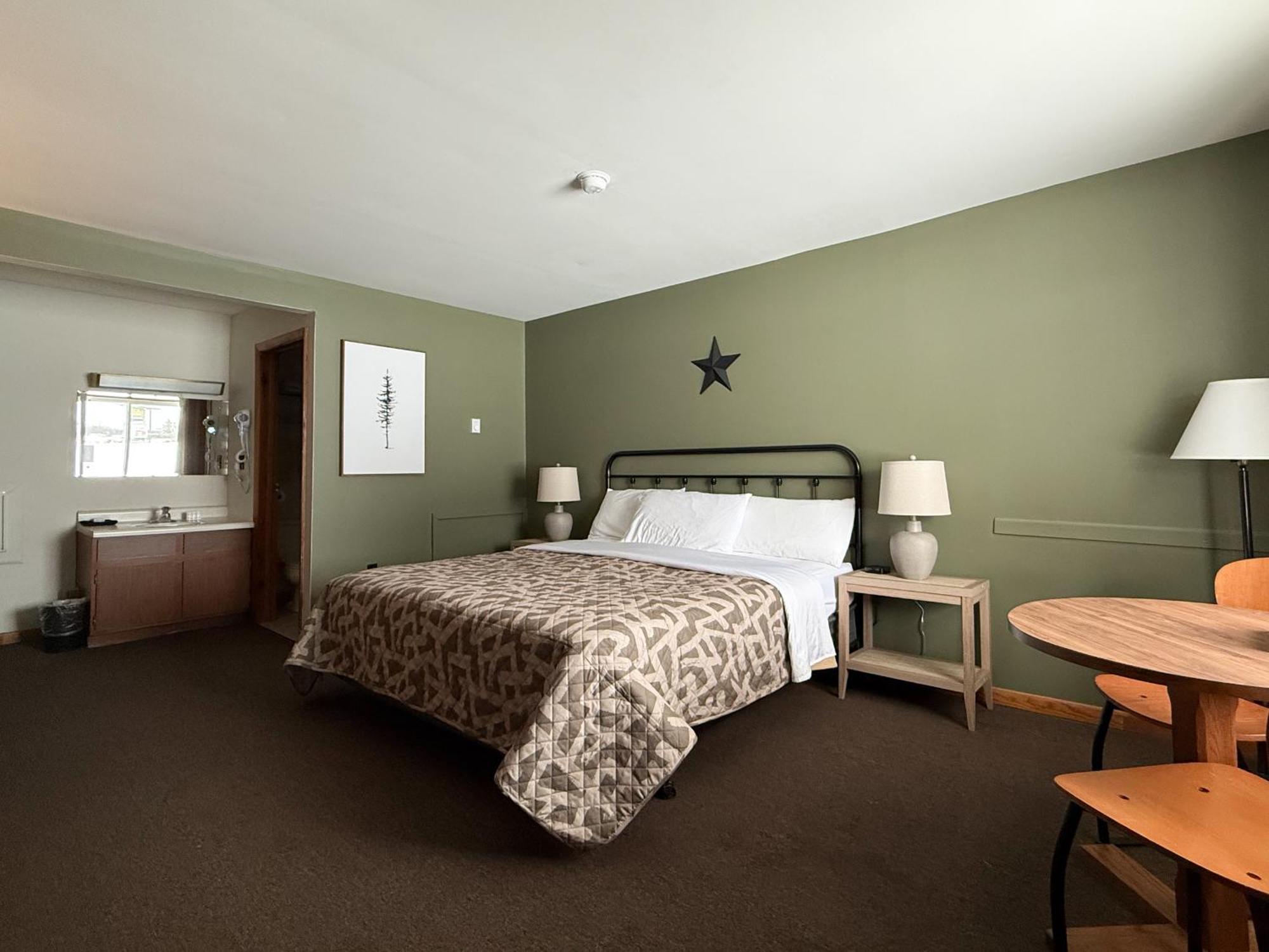 The Trail Inn - Newberry, Mi - Formerly Knollwood Inn - 13467 M-28 Екстериор снимка