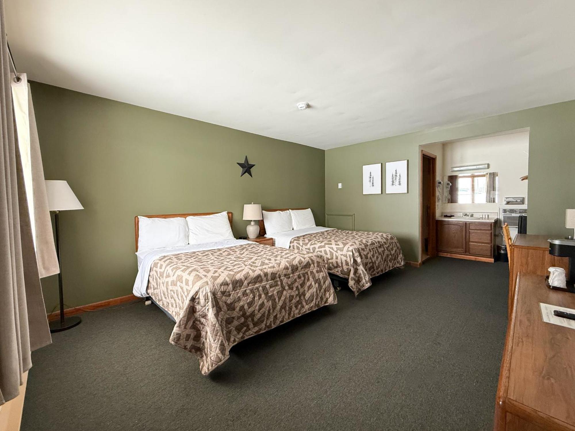 The Trail Inn - Newberry, Mi - Formerly Knollwood Inn - 13467 M-28 Екстериор снимка