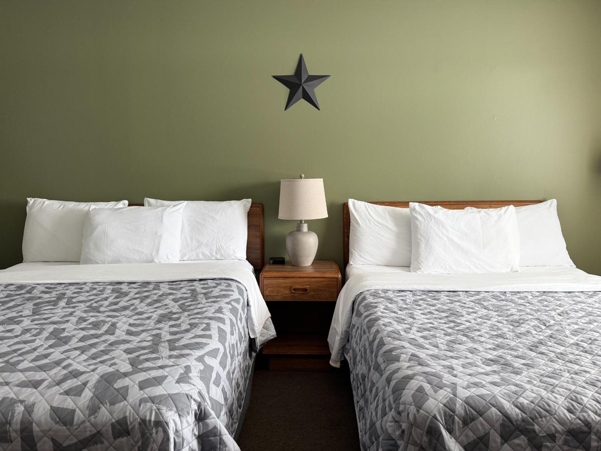 The Trail Inn - Newberry, Mi - Formerly Knollwood Inn - 13467 M-28 Екстериор снимка