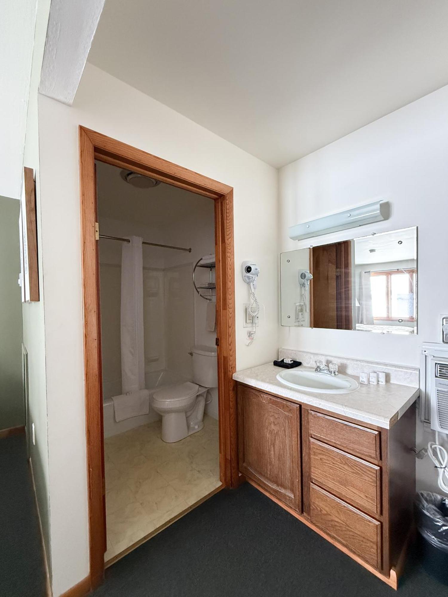 The Trail Inn - Newberry, Mi - Formerly Knollwood Inn - 13467 M-28 Екстериор снимка